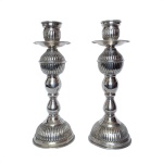 STA. RITA - Elegante par de tocheiros Sacros em metal cinzelado e banhado à prata. Base robusta e no formato circular. Superfície rematada com belíssimos godrões e intercalada com partes lisas. Exemplar antigo e em perfeito estado de conservação. Ideal para Igrejas e altares.Dimensões: 33 cm de altura. Base 12 cm / Velas até 5 cm de diâmetro.