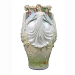 Espetacular Vaso de coleção ,"TRÊS MULHERES " ricamente elaborada em finíssima porcelana UNICORN STUDIO - Selo de autenticidade e numeração no verso. Exemplar exclusivo e com riquíssimos detalhes. Elegância e requinte Art Noveau. Perfeito estado de conservação. Dimensões: 33 cm de altura.Qualidade e reconhecimento internacional, competindo no mesmo patamar de marcas como Rosenthal , Limoges entre outras. Tornou-se sinônimo de alta qualidade e valor excepcional nas indústrias internacionais de presentes e colecionáveis. Os desenhos e produtos ganharam muitos elogios em toda a Europa, América e Ásia. Marcas internacionais renomadas e designers nas indústrias de presentes e colecionáveis vieram em busca de assistência na produção de suas próprias linhas de produtos. O Unicorn Studio Inc. foi criado em 2006 na Califórnia.Produto com cotação internacional , preço de mercado em torno de U$ 500.