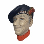 Busto de coleção em estuque representando " Figura masculina com Boina Azul". Exemplar antigo e em excelente estado de conservação. Dimensões: 12,5 cm x 10,5 cm x 5 cm.