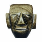 Antigo e belo busto esculpido em Obsidiana Dourada representando "Figura antropomorfa". Exemplar legítimo da cidade histórica de Teotihuacan, México. Belíssimo entalhe e efeito cintilante. Perfeito estado de conservação. Dimensões: 11 cm x 10 cm x 4 cm. Obsidiana é uma rocha ígnea extrusiva constituída quase integralmente por um tipo de vidro vulcânico com 70% ou mais de sílica na sua composição química. Na Mesoamérica, a cidade de Teotihuacan, era detentora de uma grande fonte dessa rocha. Há objetos que datam da Idade da Pedra, como facas, lanças, flechas  máscaras, pequenas estátuas e grandes  esculturas.  Arqueólogos comprovam que os olhos das estátuas da Ilha de Páscoa (Moai) que são feitos dessa rocha, no Egito o mesmo aparece na estátua Pupi I. A Obsidiana é uma pedra extremamente protetora que funciona como um escudo contra a negatividade, más influências e ataques energéticos. Suas vibrações neutralizam as energias negativas, iluminam  nossa energia pessoal, purificam os ambientes, melhoram a circulação do sangue e equilibram o emocional. Ancora e equilibra o espírito, proporciona a cura profunda da Alma e aumenta muito a nossa energia espiritual e mental. Muito forte e especial formada pelo esfriamento rápido da lava Vulcânica, é uma rocha de aterramento que nos conecta ao centro da Terra e assim dissolve todas energias negativas, criando um escudo capaz de bloquear e quebrar ataques de magia negra e inveja.