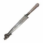 Antiga faca  Gaúcha em metal cinzelado e espessurado à prata. Cabo  com estilizados e figuras de cavalo, lâmina em aço inox com  inscrição Elmo inox.  Bainha com presilha,  rematada com cena de vaquejada  e extremidade decorada com  figuras de Chapéu, chimarrão  e boleadeira. Falta haste de metal na bainha para a fixação da faca.   Exemplar em excelente estado de conservação. Dimensões: 21,5 cm  comprimento. Cabo 8,5 cm e lâmina 13 cm.
