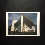 Le Corbusier, 1950-1955. "Exterior de capela de Notre-Dame-du-Haut". Ronchamp, França. Reprodução em  papel de alta qualidade em excelente estado de conservação. Dimensões: 30 cm x 42 cm.