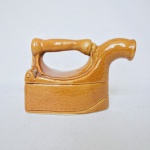 Antigo e interessante cinzeiro no formato de Ferro de passar a brasa em cerâmica esmaltada.  Exemplar em excelente estado de conservação. Dimensões: 10 cm x 14 cm x 8 cm.