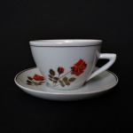 POZZANI - Xícara e pires de coleção  em porcelana esmaltada, decorada com Rosas vermelhas.Manufatura  Pozzani,  linha "Rosana".  Exemplar antigo e em perfeito estado de conservação. Dimensões: Xícara  6,5 cm x 11 cm / Pires 13 cm diâmetro x 2 cm.  Capacidade: 100 ml.