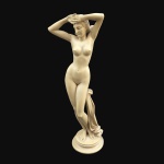 Antiga e imponente escultura, estilo Renascentista, representando  figura feminina, construído em Resina Italiana. Exemplar  com ricos detalhes e em excelente estado de conservação. Dimensões: 78 cm x 30 cm x 20 cm. Peso aproximado de 15 Kg.