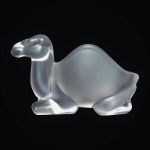 Elegante camelo, de coleção, em vidro acidato no requinte Lalique, antigo e em excelente estado de conservação.Dimensões: 10,5 cm x 17,5 cm x 7,5 cm.