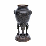 Caldeiro Trípode cerimonial de origem Oriental, construído em bronze  e rematado com detalhes vegetalistas. Exemplar antigo e em excelente estado de conservação. Dimensões: 20,5 cm x 10 cm.