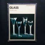 GLASS por Geoffrey Wills  - Orbis Connoisseur 's library. Livro capa dura, 64 páginas com ríquissimas ilustações coloridas. Orbis Publishing Limited, London 1972.