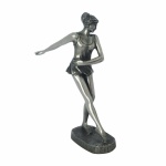 S. CARRASCO - Elegante estatueta Bailarina de coleção fabricado em metal prateado. Assinado na base. Exemplar antigo e em excelente estado. Dimensões: 14,5 cm.