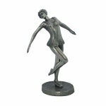 S. CARRASCO - Elegante estatueta Bailarina de coleção fabricado em metal prateado. Assinado na base. Exemplar antigo e em excelente estado. Dimensões: 14,5 cm.