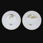 HUTSCHENREUTHER SELB BAVARIA- Antigo e elegante Par de pratos, anos 40,  em fina porcelana decorados com peixes.  Exemplares de coleção e em perfeito estado de conservação. Dimensões: 25,5 cm x 2,5 cm.