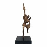Antiga escultura em bronze representando ser celestial com espada e escudo em punho. Base em granito preto. Exemplar robusto e em excelente estado de conservação. Dimensões: 33 cm  altura. Base: 13 cm x 10 cm.