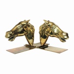 Antigos e robustos serre-livres em bronze maciço e polido no formato de cabeça de cavalo. Exemplar possivelmente dos anos 50 e em excelente estado . Dimensões: 15 cm x 22 cm x 8 cm.