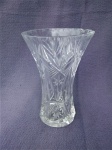 Antigo vaso floreira em Demi Cristal ricamente lapidado. Apresenta bicados na borda e na base.  Dimensões: 20 cm x 13 cm.