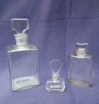 Porta perfumes em vidro de origem Francesa e Argentina. Total de 3 peças. Exemplares antigos em excelente estado de conservação. Dimensões: 18 cm, 12 cm e 9 cm.