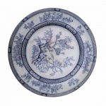 Índia Trec  - Antigo prato em porcelana rematado com arabescos, faixas estilizadas e flores em azul. Exemplar de coleção. Dimensões: 23 cm.