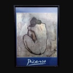 Antigo Poster Picasso em moldura de madeira e vidro. Alguns arranhões na moldura. Dimensões: 85 cm x 60 cm.