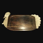 Grandiosa e antiga bandeja em madeira e metal prateado  no formato de "Peru". Dimensões: 60 cm x 33 cm.