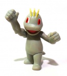 POKEMON - JAKKS - Figura articulada em vinil do personagem Machop da série Pokemon, peça da marca Jakks. Medindo 7cm de altura.