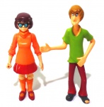 SCOOBY DOO - Lote contendo 2 figuras: 1 do Salcicha em vinil e 1 articulada da Velma em plástico e vinil. Medindo o Salcicha11,5cm de altura e a Velma 9,5cm de altura. Obs: a Velma possui mossas na cabeça nas mãos.