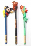 DISNEY - APPLAUSE - Lote contendo 3 antigos lápis de coleção contendo figuras de personagens da Disney, sendo elas: Ariel, Mickey e Pumba. Peças da marca Applause. Medindo 17,5cm de comprimento cada.