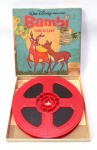 COLECIONISMO - DISNEY - Antigo filme em 8mm da série Bambi - Falls In Love - de manufatura Disney acomodado em caixa original. Medindo a caixa 14cm de comprimento por 14cm de largura. Obs: não testado.