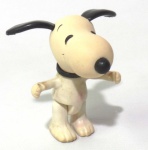 PEANUTS - SNOOPY - Antiga figura flexível em vinil do personagem Snoopy da série Peanuts, peça original da Estrela. Medindo 7cm de altura.