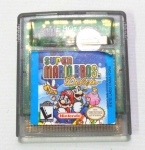 GAME BOY - VIDEO GAME - Cartucho Super Mário Bros Deluxe para console Game Boy Color em pleno funcionamento.