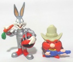 LOONEY TUNES - Lote contendo 2 figuras em vinil da série Looney Tunes dos personagens Pernalonga e Eufrazino, peças originais. Medindo a maior 9,5cm de altura e a menor 5,5cm de altura.
