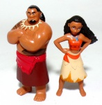 MOANA - DISNEY - Lote contendo 2 figuras em vinil da série Moana, peças originais Disney. Medindo aprox. 7cm de altura cada.