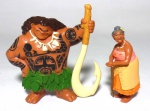 MOANA - DISNEY - Lote contendo 2 figuras em vinil da série Moana, peças originais Disney. Medindo a maior 8,5cm de altura e a menor 7cm.