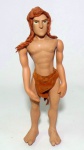 PRINCIPES DISNEY - PORCELANA - Belíssima figura em porcelana do personagem Tarzan, peça original Disney. Medindo 20cm de altura. Obs: está com a corda, que prende os membros, frouxa.