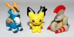 POKEMON - BANDAI - Lote contendo 3 figuras em vinil da série Pokemon da marca Bandai. Medindo aprox. 4cm de altura cada.