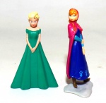 FROZEN - DISNEY - Lote contendo 2 figuras em vinil da personagem Anna da série Frozen, peças originais da Disney. Medindo 8,5cm de altura cada.