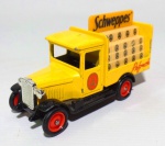 CORGI - Carro em miniatura da Schweppes em metal fundido da marca inglesa Corgi, peça em ótimo estado de conservação. Medindo 5cm de altura por 8,5cm de comprimento.