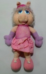MUPPETS - Figura em pelúcia da personagem Miss Piggy da série Muppets, peça original Henson. Medindo 32cm de altura.