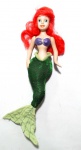 PRINCESAS DISNEY - PORCELANA - Belíssima figura em porcelana da personagem Ariel da série A Pequena Sereia, peça original Disney. Medindo 20cm de altura.