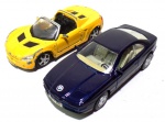 MAISTO - Lote contendo 2 carrinhos de fricção, sendo 1 BMW 850i (1/40) e 1 Opel Speedster (1/35). Obs: o Opel está sem a mola que sustenta a porta direita, ficando a mesma frouxa.