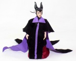 VILAS DISNEY - PORCELANA - Belíssima figura em porcelana da personagem Malévola da série A Bela Adormecida, peça original Disney. Medindo 19cm de altura.