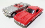 MAISTO - Lote contendo 2 carrinhos de fricção, sendo 1 Corvette 57 (1/39) e 1 Corvette 63 (1/38).
