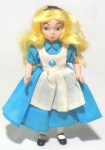 PRINCESAS DISNEY - PORCELANA - Belíssima figura em porcelana da personagem Alica da série Alice no País das Maravilhas, peça original Disney. Medindo 15cm de altura.