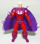X MEN - TOY BIZ - Figura articulada em vinil do personagem Magneto da série X-Men, peça original Toy Biz. Medindo 14cm de altura.