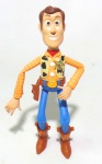 TOY STORY - DISNEY - Figura articulada do personagem Woody da série Toy Story, peça original Mattel. Medindo 16,5cm de altura.