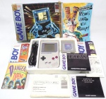 GAME BOY - NINTENDO - Console Game Boy Classic completo em caixa original com jogo, cabo link e manuais. Obs: funcionando, porém com mancha e linhas na tela, necessitando de substituição da película interna.