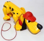 XERETA - ESTRELA - Brinquedo cachorro Xereta da Estrela. Medindo 34,5cm de comprimento. Obs: está sem a cauda e possui marcas na peça.