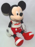 DISNEY - Grande figura em pelúcia do personagem Mickey, peça original Disney. Medindo 53cm de altura.