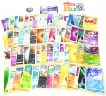 POKEMON - TRADING CARD GAME - Lote contendo 60 cartas, 1 cartela de marcadores e 1 moeda da série Pokemon em excelente estado, todas originais.