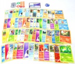 POKEMON - TRADING CARD GAME - Lote contendo 60 cartas, 1 cartela de marcadores e 1 moeda da série Pokemon em excelente estado, todas originais.