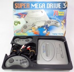 MEGA DRIVE - SEGA - Console Super Mega Drive 3 em caixa original com 2 controles. Medindo a caixa 43cm de comprimento por 32,5cm de largura. Obs: funcionando, porém as vezes trava, caixa no estado.