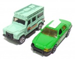 MATCHBOX - Lote contendo 2 carros em miniatura, sendo 1 Land Rover Defender e 1 Ford Crown Victoria, peças originais Matchbox. Medindo aprox 7cm de comprimento cada.